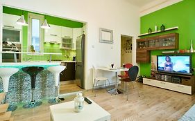 Studio Apartment Green Wall